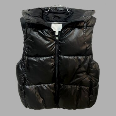 עם טיקט! H&M מידה XS וסט פאפר שחור עם כובע, מחמם ושימושי