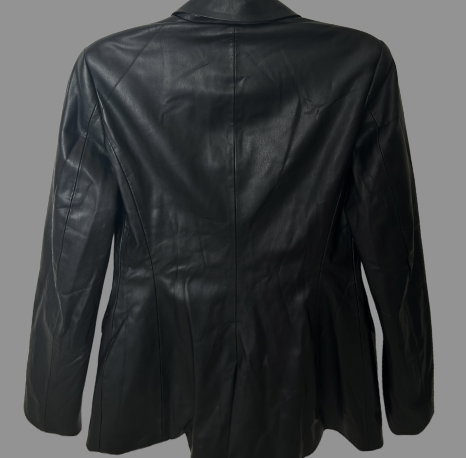 עם טיקט! ZARA ג׳קט בלייזר דמוי עור שחור מוצלב עם כריות כתפיים עדינות ו6 כפתורים – תמונה 3