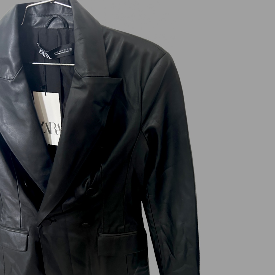 עם טיקט! ZARA ג׳קט בלייזר דמוי עור שחור מוצלב עם כריות כתפיים עדינות ו6 כפתורים – תמונה 4