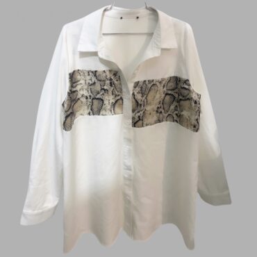 מידה 42 חולצה לבנה מכופתרת אוברסייז עם הדפסים מנוחשים מצב חדש