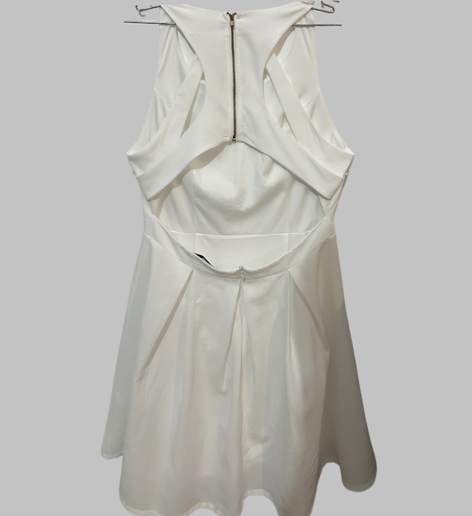שמלה לבנה אלגנטית מידה M מותן מודגשת עם קפלים וגב חשוף – תמונה 3