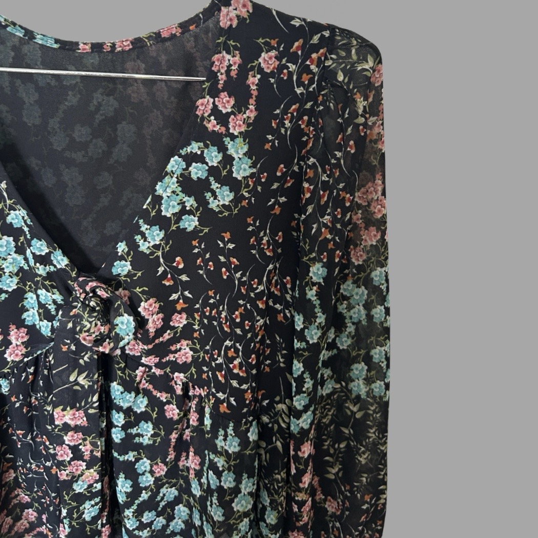 מידה S חולצת שיפון פרחונית נשפכת מחשוף וי גזרת פפלום מצב כמו חדש – תמונה 2
