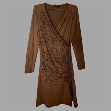 עם טיקט! מידה 36 שמלת דמוי זאמש קטיפתית לייקרה חומה עם חירורים ופרנזים כיווצים בצד מחשוף וי מעטפת