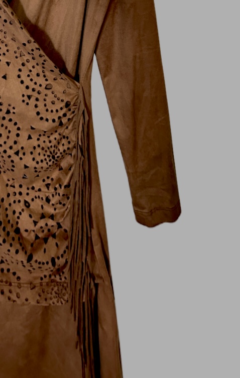 עם טיקט! מידה 36 שמלת דמוי זאמש קטיפתית לייקרה חומה עם חירורים ופרנזים כיווצים בצד מחשוף וי מעטפת – תמונה 2