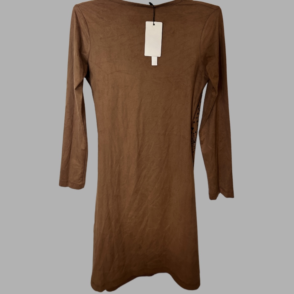 עם טיקט! מידה 36 שמלת דמוי זאמש קטיפתית לייקרה חומה עם חירורים ופרנזים כיווצים בצד מחשוף וי מעטפת – תמונה 3