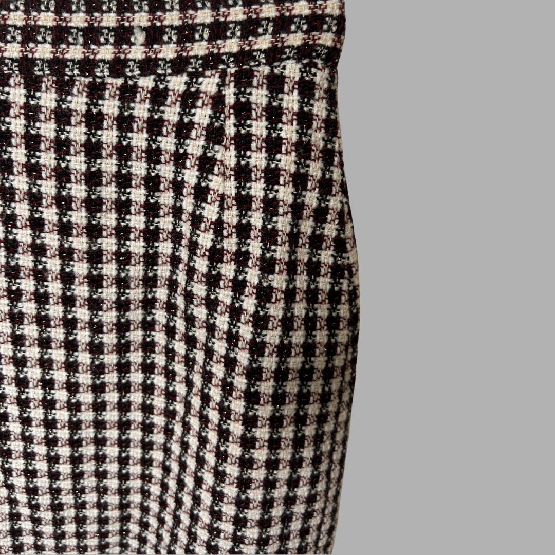 חליפת וינטג׳ מידה XS בלייזר+ חצאית בהדפס פפיטה שחור לבן עם חוטי זהב ובורדו עדינים בעיטור כפתורי זהב מיוחדים – תמונה 7