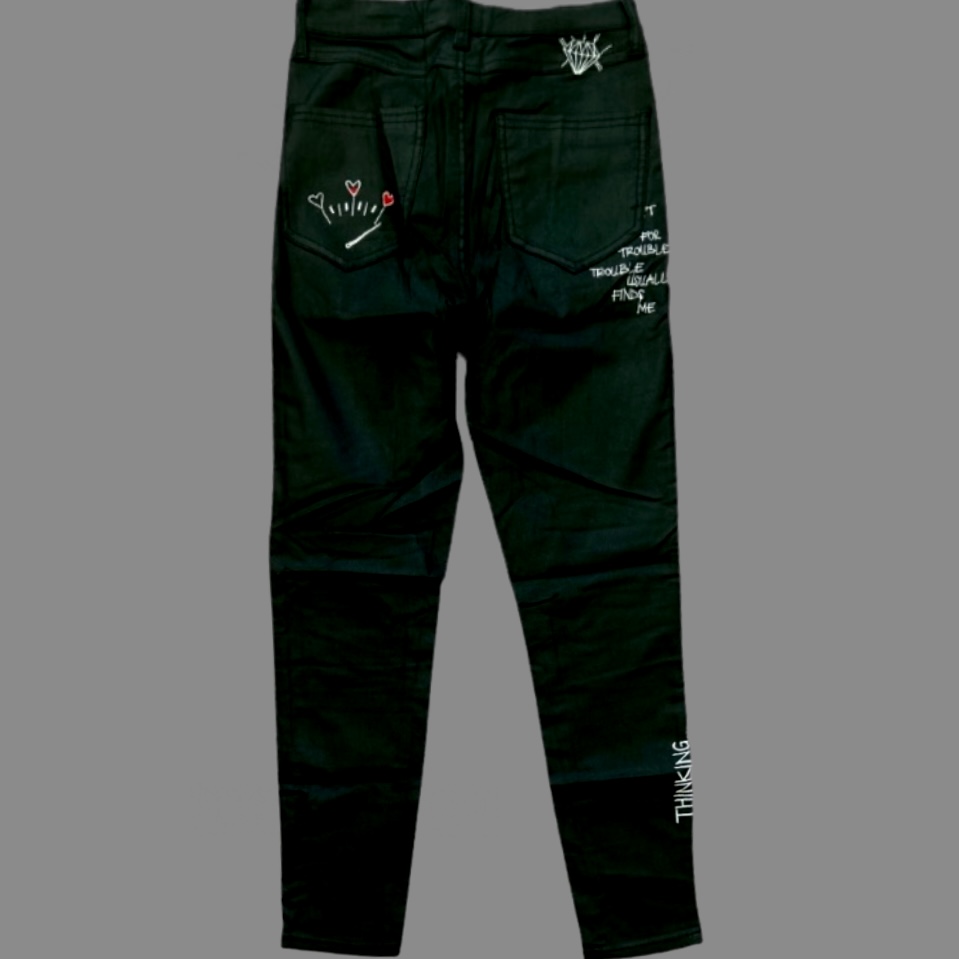 RENUAR מכנסי סקיני בגזרה גבוהה בד סקובה (סגנון דמוי עור) בשילוב פאצ׳ים – תמונה 3