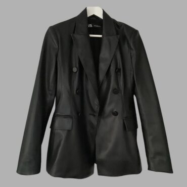 עם טיקט! ZARA ג׳קט בלייזר דמוי עור שחור מוצלב עם כריות כתפיים עדינות ו6 כפתורים