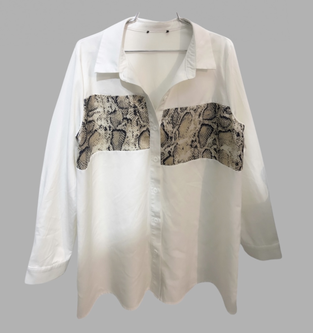 מידה 42 חולצה לבנה מכופתרת אוברסייז עם הדפסים מנוחשים מצב חדש