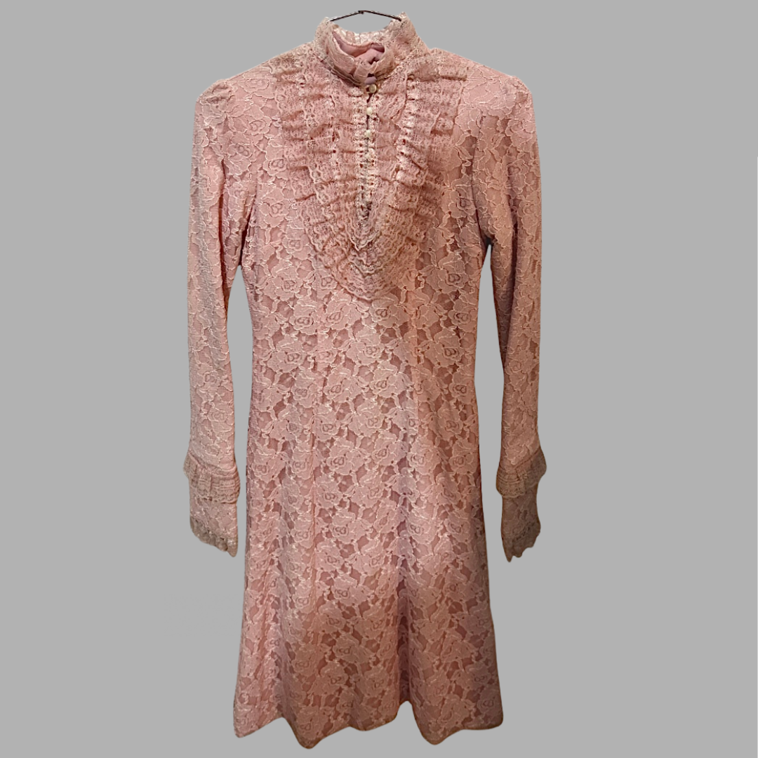 וינטג! שמלת תחרה ורודה מידה S עם מלמלה ופנינים בחלק העליון עם כתפיים עדינות, אורך מידי