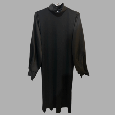 ZARA שמלה שחורה אלגנטית לייקרה מידה S משפחת עם שרוולי סאטן תפוחים וצווארון סאטן גבוה. אורך מידי. מצב חדש!