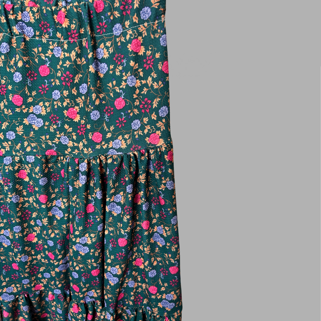 תפירה ביתית! חצאית פרחונית מידה L עם גומי במותן בצבעי תורקיס בהדפס פרחוני, אורך מידי גזרת פעמון – תמונה 2