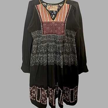 וינטג׳! שמלה בסגנון אתני רקומה מידה M אורך מידי בצבע אפור מקדימה והדפס פרחוני מאחורה