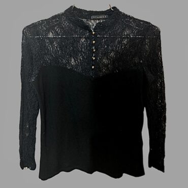 CHiC חולצת תחרה אלגנטית שחורה מידה 38 לייקרה חלק עליון ושרוולי תחרה וסגירת כפתורי זהב