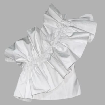 ZARA מידה M חולצת אוף שולדר לבנה עם רפל גדול וקפלים אסימטריים, בגזרה מחטבת עם גומי מאחורה בגב. מצב חדש