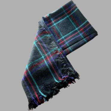 צעיף / מטפחת אפור גדול פרינט משובץ באדום וירוק עם פרנזים מצב חדש