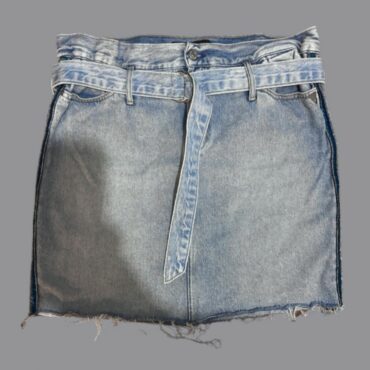 REPLAY חצאית ג׳ינס מידה 44 עם פס מנצנץ בצדדים וחגורה. מצב כמו חדש