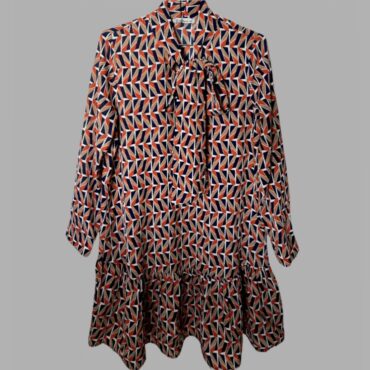 עם טיקט! Studio Pasha שמלה נשפכת מידה Xs גזרה ישרה עם וולאנים בסיומת ועניבות קשירה בצוואר פרינט גיאומטרי