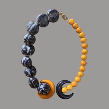 שרשרת מעוצבת א- סימטרית עם חרוזים צהובים ואפורים שיש 45 ס״מ