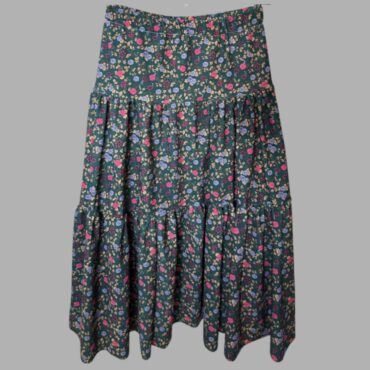 תפירה ביתית! חצאית פרחונית מידה L עם גומי במותן בצבעי תורקיס בהדפס פרחוני, אורך מידי גזרת פעמון