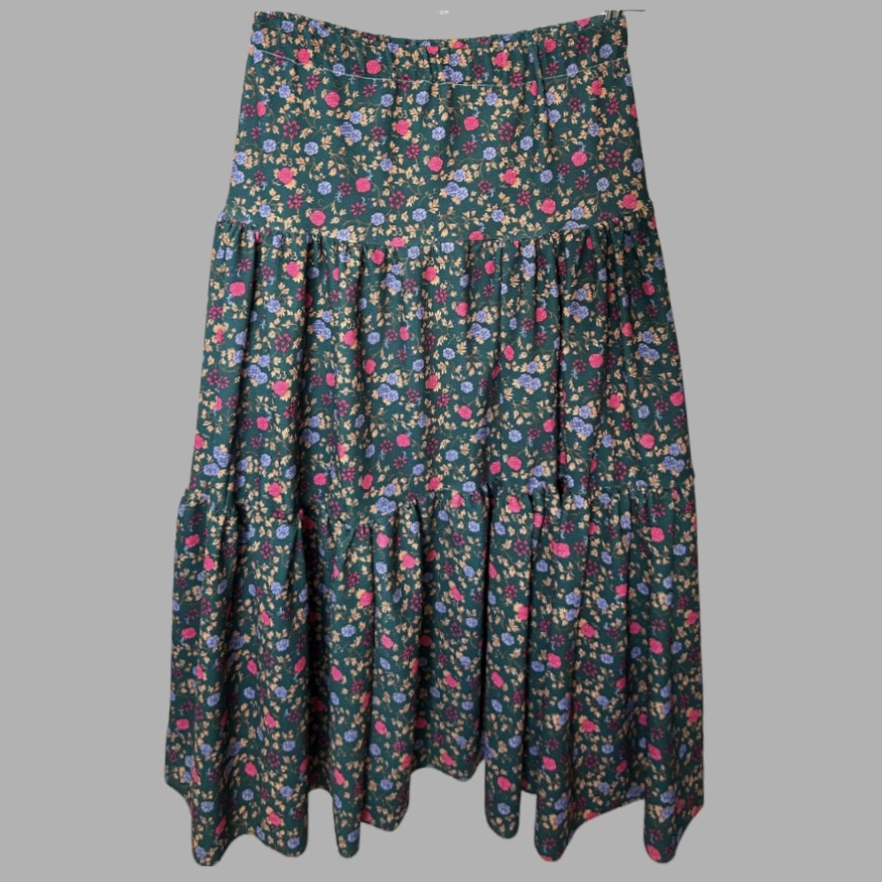 תפירה ביתית! חצאית פרחונית מידה L עם גומי במותן בצבעי תורקיס בהדפס פרחוני, אורך מידי גזרת פעמון