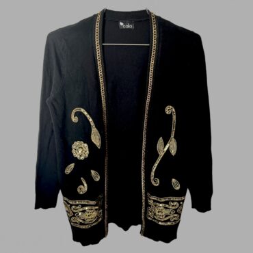 Cala קרדיגן שחור 100% צמר מידה M פתוח עם עיטורי זהב מפאייטים ושרשרת דקיקה במסגרת