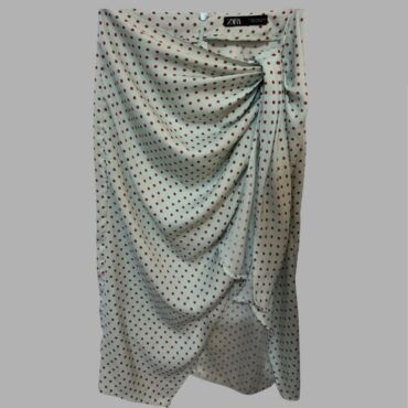 ZARA מידה M חצאית כיווצים א-סימטרית עם שסע בצד  בצבע מנטה עם נקודות בורדו