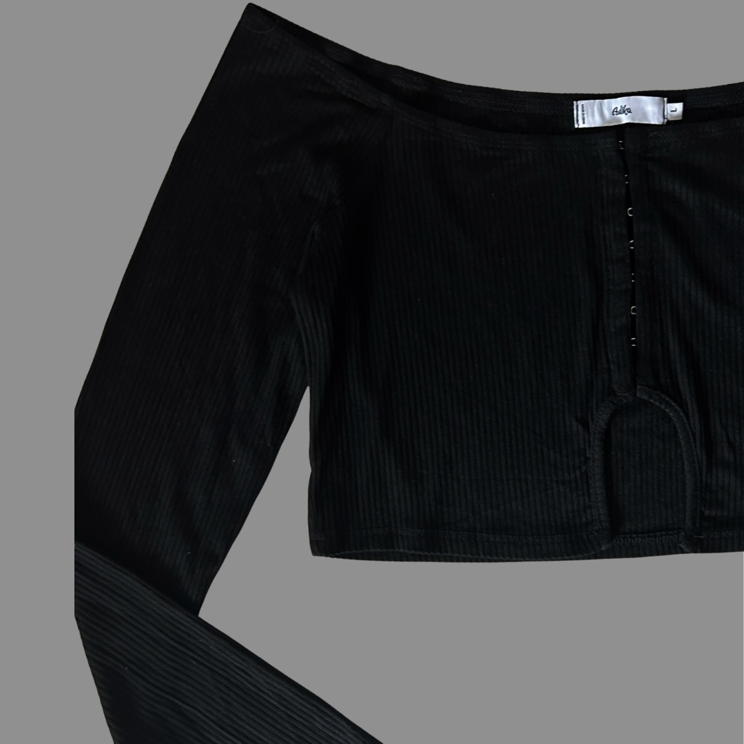 Adika מידה L חולצת ריב שחורה לייקרה קרופ אוף שולדרס עם סגירת קרסים מצב חדש! – תמונה 3