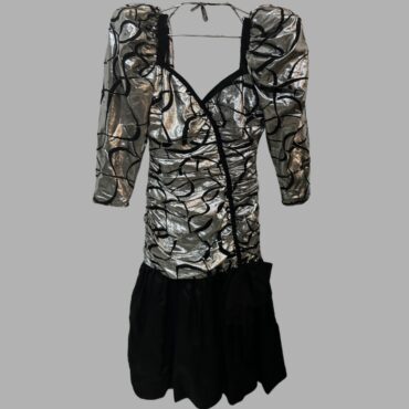 שמלת וינטג׳ 80’s כסופה מידה 36 עם שחור ושרוולים תפוחים עם כריות כתפיים ומחשוף לב ופפיון גדול בצד