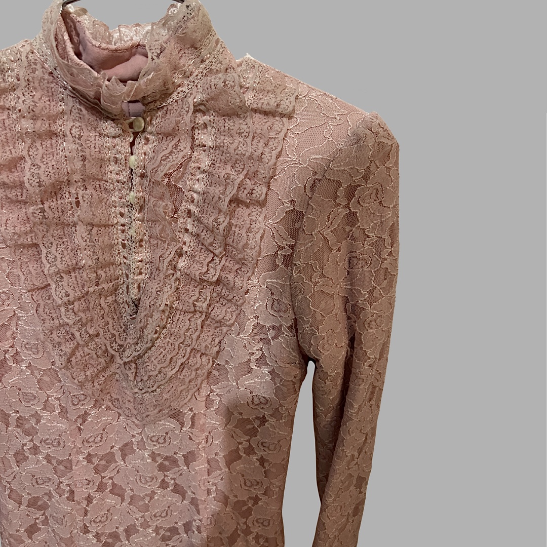 וינטג! שמלת תחרה ורודה מידה S עם מלמלה ופנינים בחלק העליון עם כתפיים עדינות, אורך מידי – תמונה 2