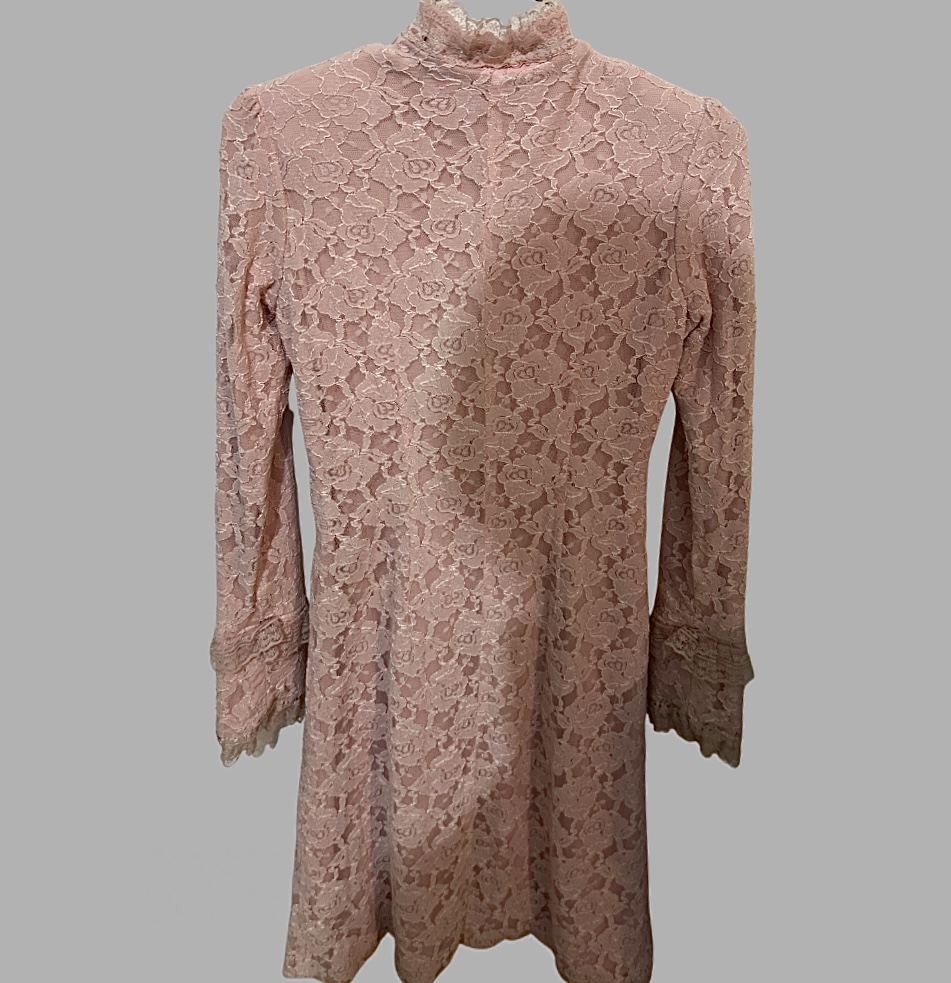 וינטג! שמלת תחרה ורודה מידה S עם מלמלה ופנינים בחלק העליון עם כתפיים עדינות, אורך מידי – תמונה 3