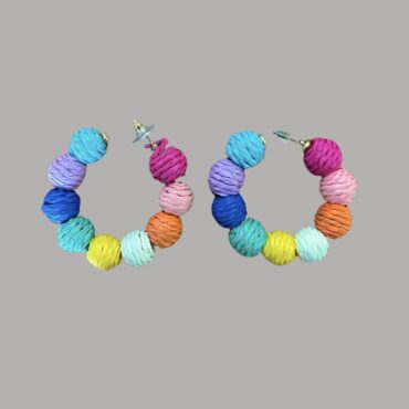 עגילי חישוק מעוצבים צבעוניים סרוגים קוטר 3 ס״מ