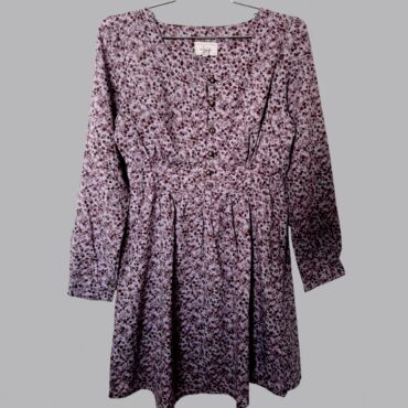 ״אנבלה״ שמלה סגולה פרחונית מידה 36-38 גומי במותן נשפכת כפתורי ברונזה ומותן מודגשת  גזרת A. מצב חדש!