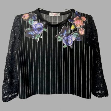 “יעלה״ חולצת קרופ שחורה מידה S פסים עם פאצ׳ים של פרחים ושרוולי תחרה  (לייקרה) מצב חדש!