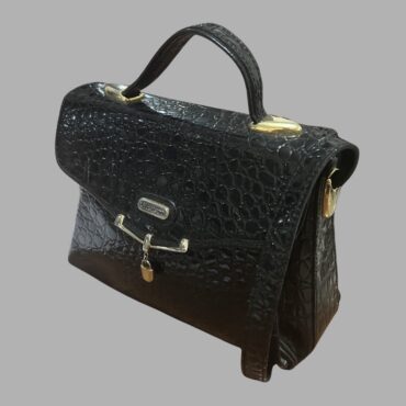 תיק וינטג׳ עור 100% שחור גימור לקה בטקסטורת תנין אבזם זהב ורצועה ארוכה