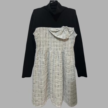 בוטיק! שמלת טוויד אפורה מידה M עם חלק עליון שחור לייקרה עם דוגמה מיוחדת וצווארון גבוה נשפך, גזרת A עם קפלין ומותן מודגשת. מצב חדש