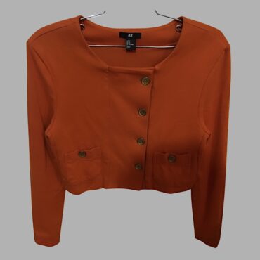 H&M חולצת גקט קרופ כתומה מידה S כפתורים באלכסון כיסים קדמיים כריות כתפיים עדינות ובד לייקרה. מצב חדש!