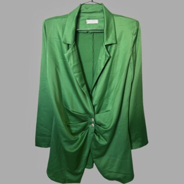 VANITA חולצת בלייזר ארוכה סאטן ירוק דקיק מידה L עם כפתורי כסף בד דק נשפך עם כיווצים וכריות כתפיים עדינות. מצב חדש