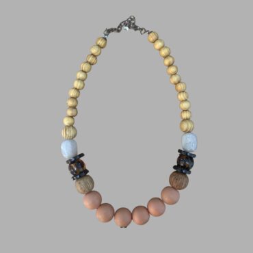 שרשרת חרוזים צבעוניים וסגנון עץ בסגנון עבודת יד