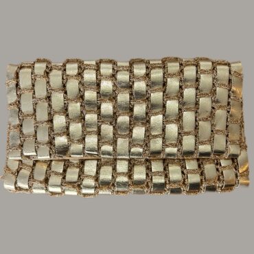 קלאץ׳ וינטג’ ערב מוזהב בשזירה גמישה עם סגירת טיקטק. מידות- 24/14 ס״מ מצב מצויין