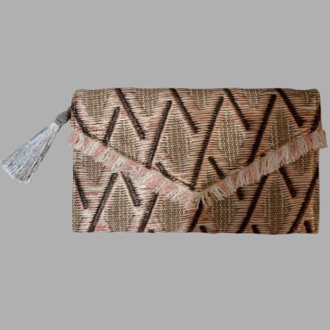 LASTER תיק קלאץ׳ מעטפה קש ארוג בצבע טבעי עם ורוד ופרנזים מנצנצים עדינים 29/17 ס״מ