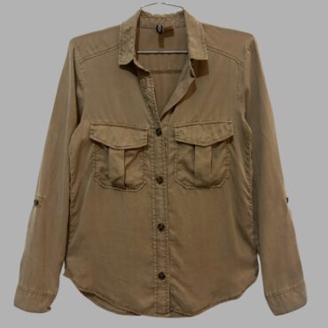 H&m חולצה מכופתרת חומה מידה XS בסגנון צבאי עם כיסים קדמיים, מצב מצויין