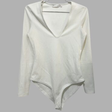 MANGO בגד גוף לבן מידה S ריב לייקרה איכותי עם מחשוף וי