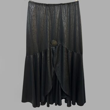 וינטג 80’ חצאית ערב שחורה מידה M מעט מבריקה בטקסטורה עם וולאנים בסיומת ומטבע לעיטור