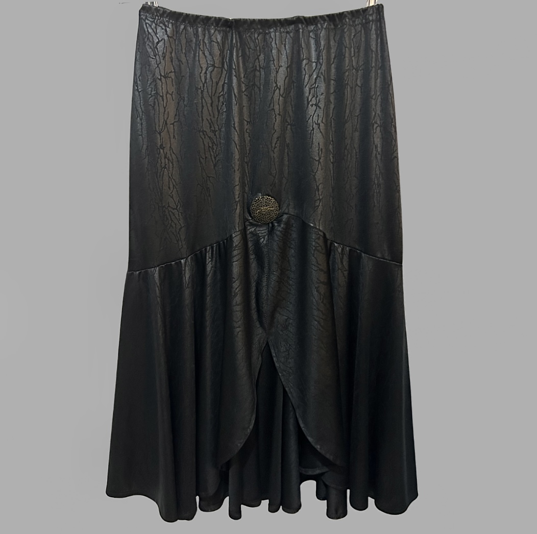 וינטג 80’ חצאית ערב שחורה מידה M מעט מבריקה בטקסטורה עם וולאנים בסיומת ומטבע לעיטור