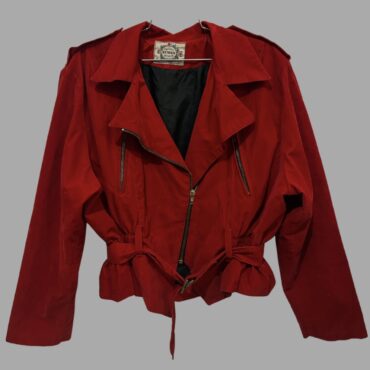 GENESIS ג׳קט וינטג׳ אדום קטיפה בייקר  מידה M בגזרת בלוסון 90’s עם גומי במותן בשילוב חגורה. מצב כמו חדש!