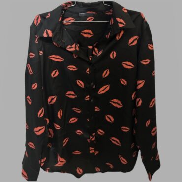 GALITA חולצת סאטן שחורה מכופתרת נשפכת בהדפס נשיקות מידה L מצב חדש!