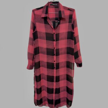 AQRXA חולצת שיפון ארוכה ושקפקפה מידה M משובצת בורוד שחור עם פתחים בצדדים. מצב חדש!