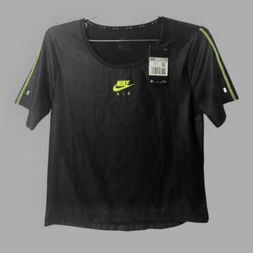 Nike עם טיקט! חולצת ספורט דריי פיט שחורה מידה XS מעט מבריקה עם דיטיילס בירוק זוהר