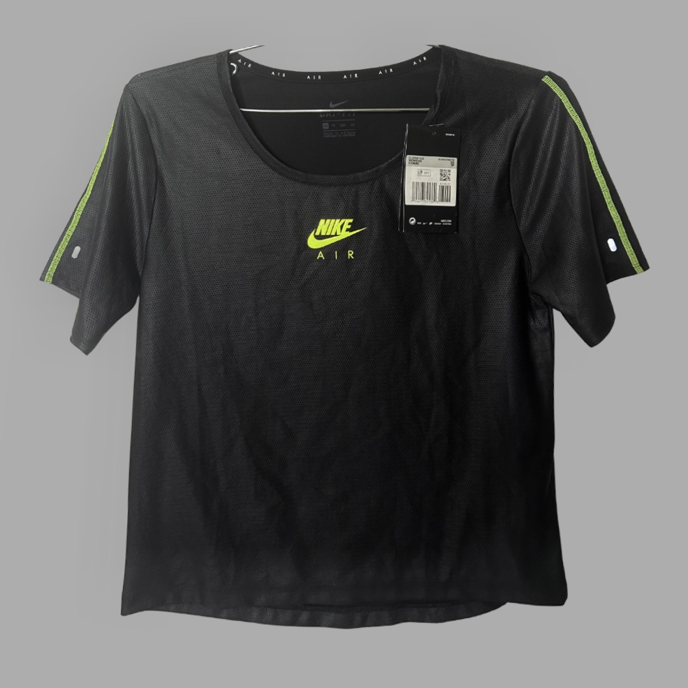 Nike עם טיקט! חולצת ספורט דריי פיט שחורה מידה XS מעט מבריקה עם דיטיילס בירוק זוהר